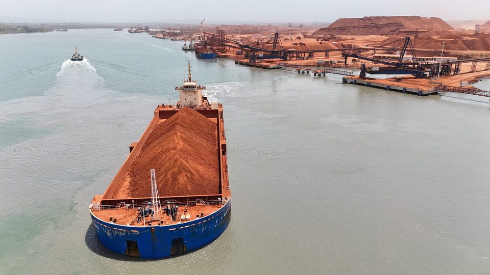 Barge de bauxite remorquée sur le Rio Pongo