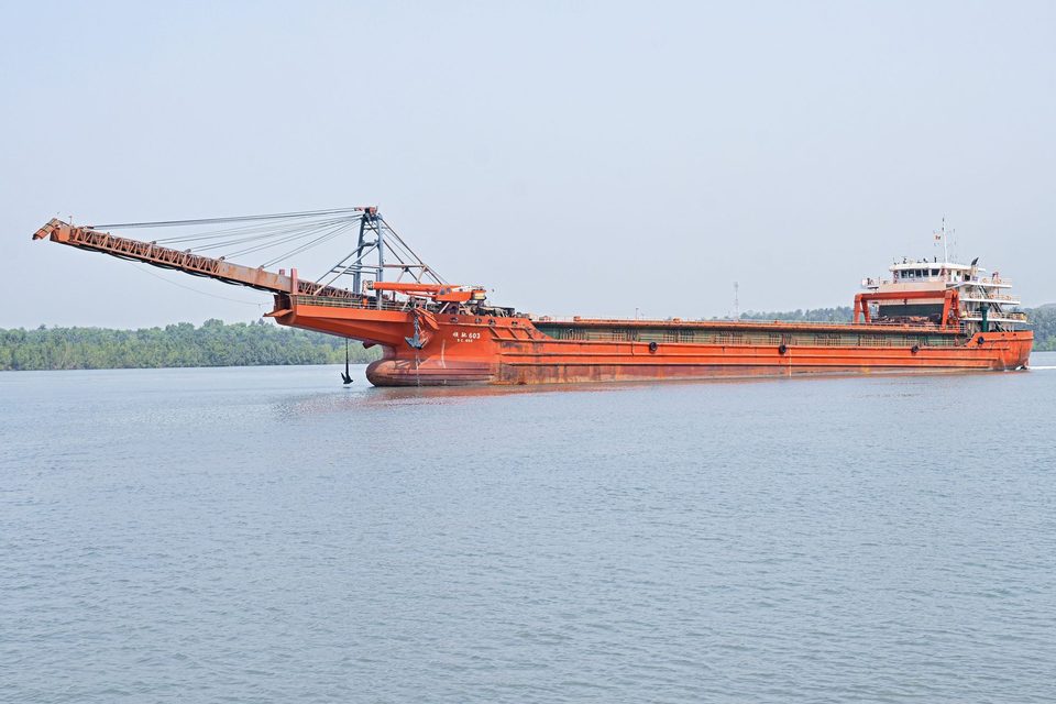 Barge sur le Rio Pongo